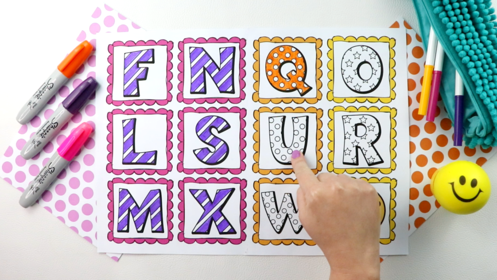 Aquí puedes ver cómo uso marcadores de colores para practicar la pronunciación de cada letra del alfabeto en inglés.